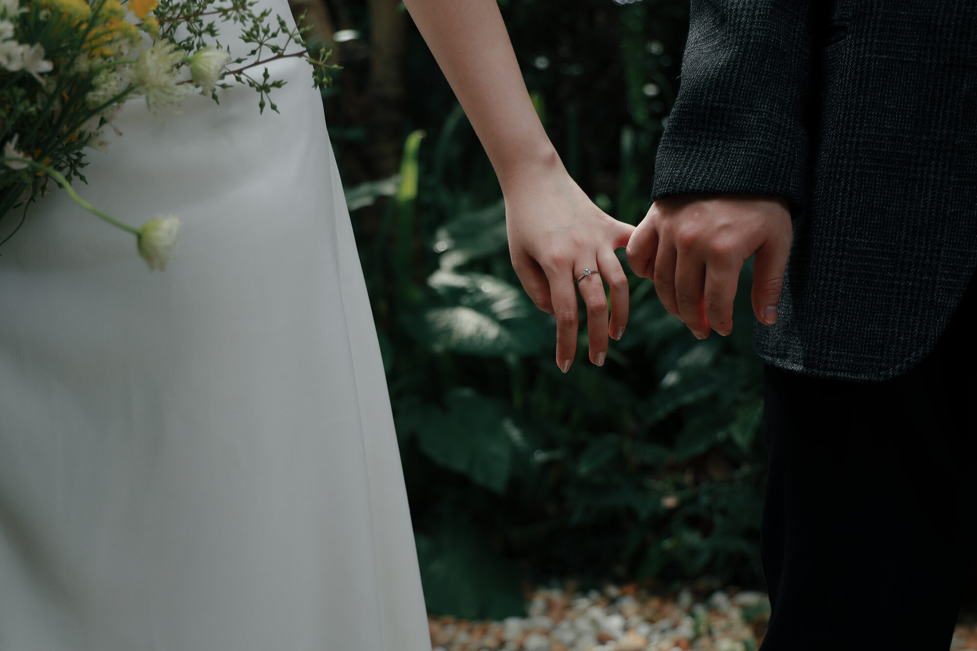 Mai Lê và Phúc Thành nắm tay